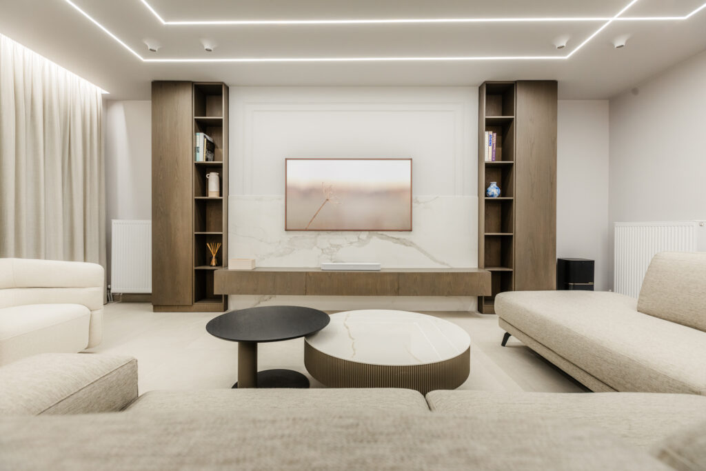 Η δημιουργία αυτού του χώρου δεν ήταν απλώς ένα project ανακαίνισης, αλλά μια προσπάθεια να επαναπροσδιορίσουμε τι σημαίνει "σπίτι" στη σύγχρονη εποχή. Πιστεύουμε ότι η πολυτέλεια δεν κρύβεται στην επίδειξη, αλλά στην αρμονία, την ποιότητα των υλικών και την έξυπνη λειτουργικότητα. Σχεδιάσαμε αυτό το διαμέρισμα με γνώμονα τον άνθρωπο που αναζητά ένα καταφύγιο ηρεμίας μέσα στον αστικό ιστό. Από τον αρχιτεκτονικό φωτισμό LED που διατρέχει τους χώρους, μέχρι τις προσεκτικά επιλεγμένες υφές και τα γήινα χρώματα, κάθε λεπτομέρεια έχει επιλεγεί για να προσφέρει μια αίσθηση οικειότητας και υψηλής αισθητικής. Η δέσμευσή μας είναι απλή: να προσφέρουμε έναν χώρο που δεν τον επισκέπτεσαι απλώς, αλλά τον βιώνεις. Στόχος μας είναι κάθε επισκέπτης να νιώθει ότι βρίσκεται σε ένα περιβάλλον που σέβεται την ανάγκη του για χαλάρωση και ποιότητα ζωής.