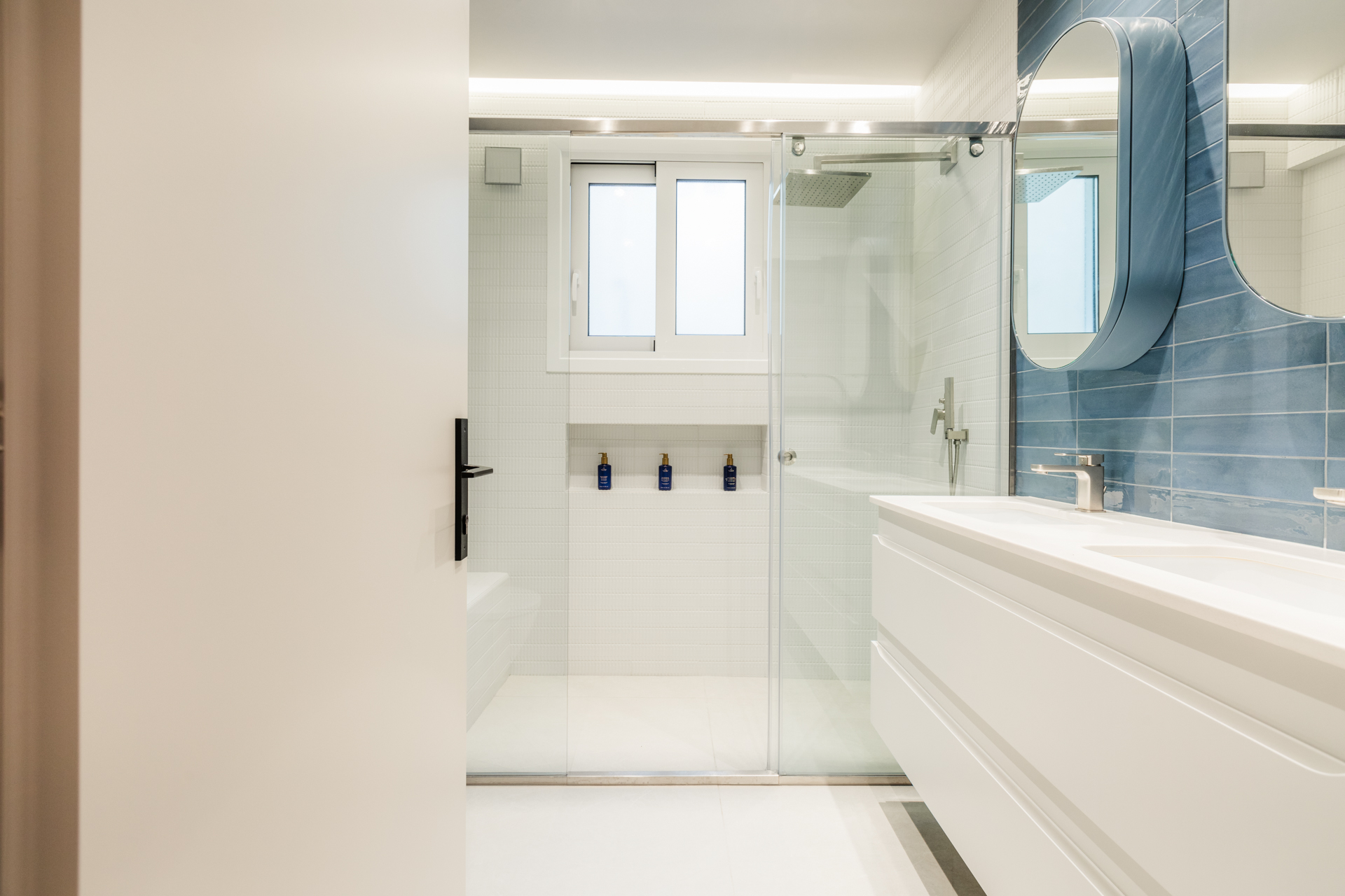 Μοντέρνο μπάνιο με ντουζιέρα Μπλε πλακάκια μπάνιου (Zellige style) Λευκός κρεμαστός νιπτήρας Minimal καθρέφτης μπάνιου Εντοιχισμένη μπαταρία ντουζιέρας Design είδη υγιεινής