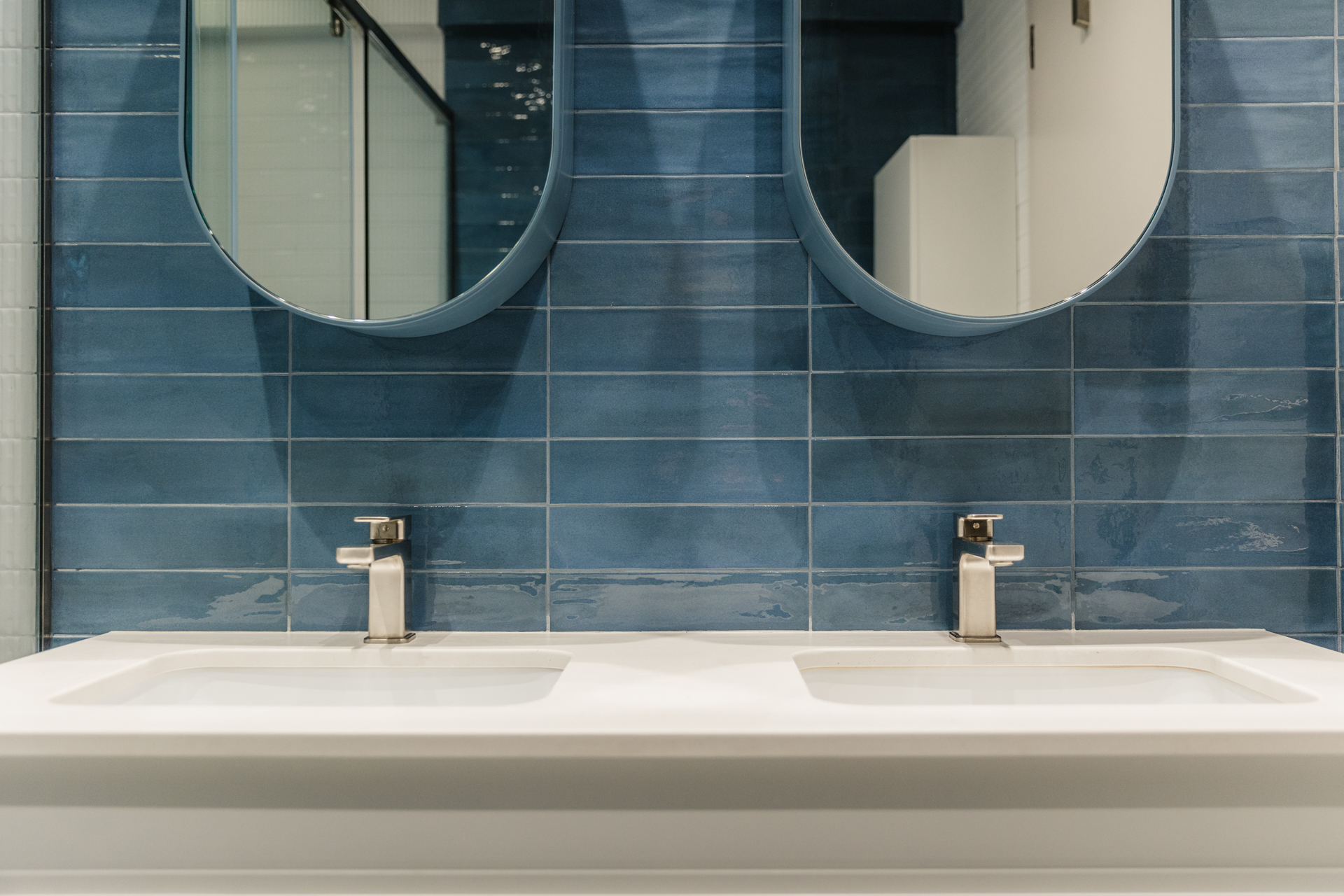 Μοντέρνο μπάνιο με ντουζιέρα Μπλε πλακάκια μπάνιου (Zellige style) Λευκός κρεμαστός νιπτήρας Minimal καθρέφτης μπάνιου Εντοιχισμένη μπαταρία ντουζιέρας Design είδη υγιεινής