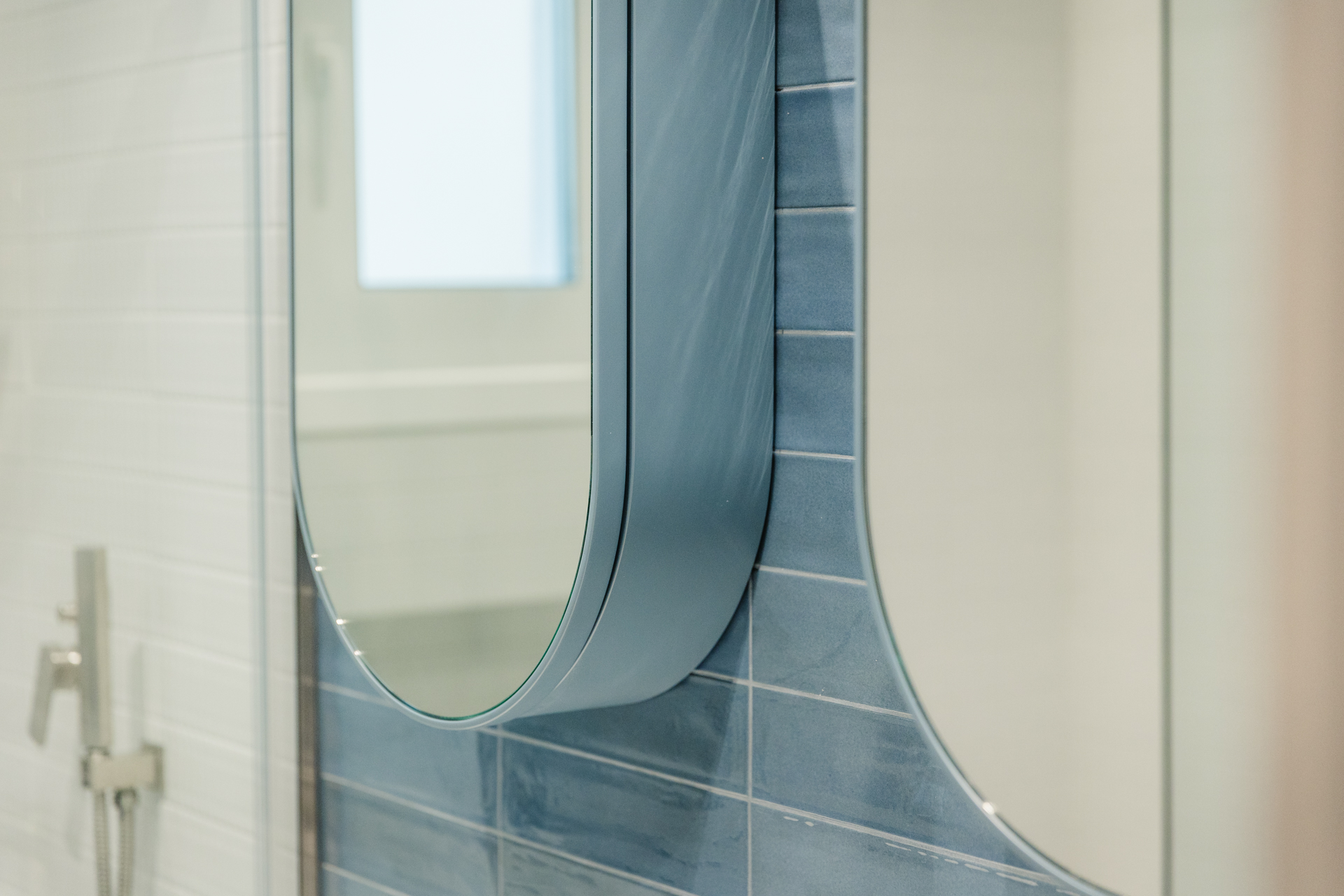 Μοντέρνο μπάνιο με ντουζιέρα Μπλε πλακάκια μπάνιου (Zellige style) Λευκός κρεμαστός νιπτήρας Minimal καθρέφτης μπάνιου Εντοιχισμένη μπαταρία ντουζιέρας Design είδη υγιεινής