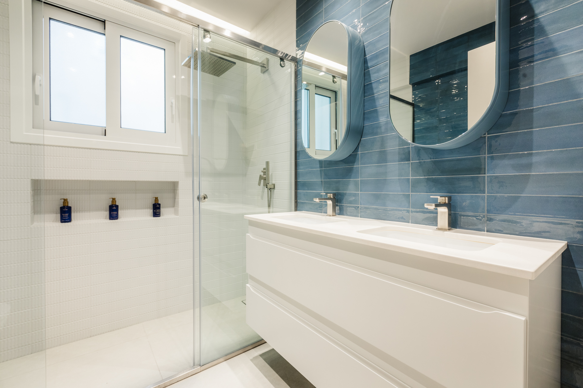 Μοντέρνο μπάνιο με ντουζιέρα Μπλε πλακάκια μπάνιου (Zellige style) Λευκός κρεμαστός νιπτήρας Minimal καθρέφτης μπάνιου Εντοιχισμένη μπαταρία ντουζιέρας Design είδη υγιεινής