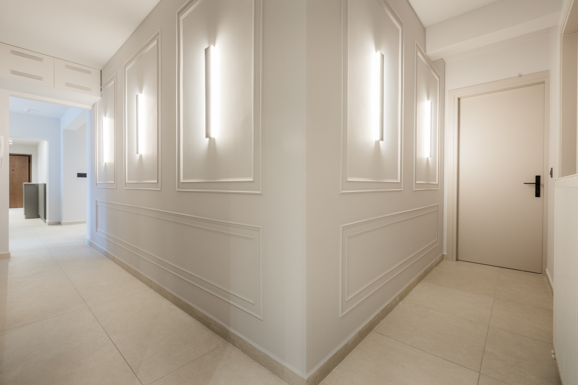 πνοδωμάτιο με επένδυση τοίχου (Wall paneling) Κρεμαστά φωτιστικά κομοδίνου Custom ντουλάπα με καθρέφτη Κρυφός φωτισμός υπνοδωματίου Κεφαλάρι κρεβατιού με ύφασμα (Tufted headboard)