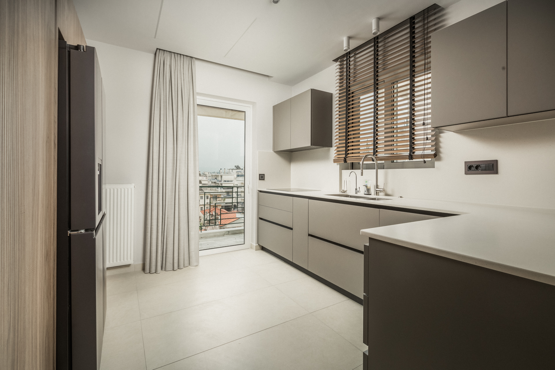 Μοντέρνα κουζίνα με νησίδα Minimal σχεδιασμός κουζίνας Εντοιχισμένες συσκευές κουζίνας Κρεμαστά φωτιστικά κουζίνας (Glass pendants) Ξύλινα σκαμπό μπαρ