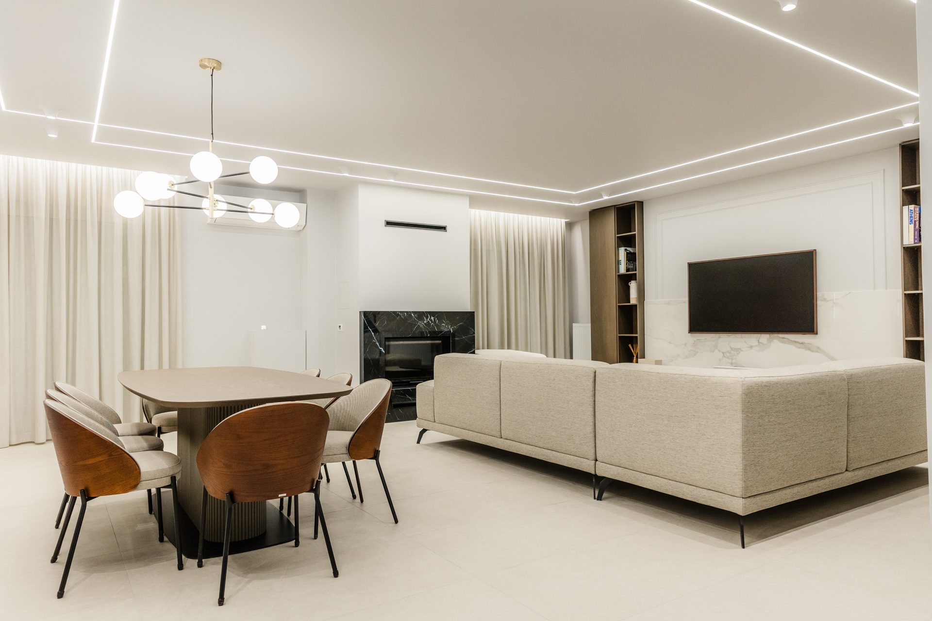 Η δημιουργία αυτού του χώρου δεν ήταν απλώς ένα project ανακαίνισης, αλλά μια προσπάθεια να επαναπροσδιορίσουμε τι σημαίνει "σπίτι" στη σύγχρονη εποχή. Πιστεύουμε ότι η πολυτέλεια δεν κρύβεται στην επίδειξη, αλλά στην αρμονία, την ποιότητα των υλικών και την έξυπνη λειτουργικότητα. Σχεδιάσαμε αυτό το διαμέρισμα με γνώμονα τον άνθρωπο που αναζητά ένα καταφύγιο ηρεμίας μέσα στον αστικό ιστό. Από τον αρχιτεκτονικό φωτισμό LED που διατρέχει τους χώρους, μέχρι τις προσεκτικά επιλεγμένες υφές και τα γήινα χρώματα, κάθε λεπτομέρεια έχει επιλεγεί για να προσφέρει μια αίσθηση οικειότητας και υψηλής αισθητικής. Η δέσμευσή μας είναι απλή: να προσφέρουμε έναν χώρο που δεν τον επισκέπτεσαι απλώς, αλλά τον βιώνεις. Στόχος μας είναι κάθε επισκέπτης να νιώθει ότι βρίσκεται σε ένα περιβάλλον που σέβεται την ανάγκη του για χαλάρωση και ποιότητα ζωής.