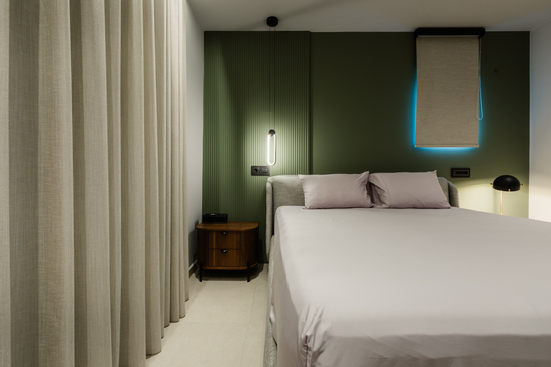 πνοδωμaάτιο με επένδυση τοίχου (Wall paneling) Κρεμαστά φωτιστικά κομοδίνου Custom ντουλάπα με καθρέφτη Κρυφός φωτισμός υπνοδωματίου Κεφαλάρι κρεβατιού με ύφασμα (Tufted headboard)