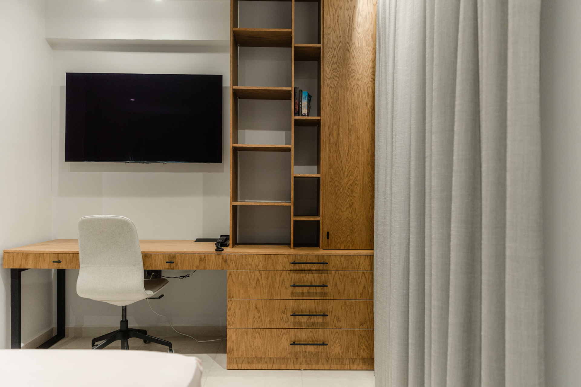 πνοδωμάτιο με επένδυση τοίχου (Wall paneling) Κρεμαστά φωτιστικά κομοδίνου Custom ντουλάπα με καθρέφτη Κρυφός φωτισμός υπνοδωματίου Κεφαλάρι κρεβατιού με ύφασμα (Tufted headboard)