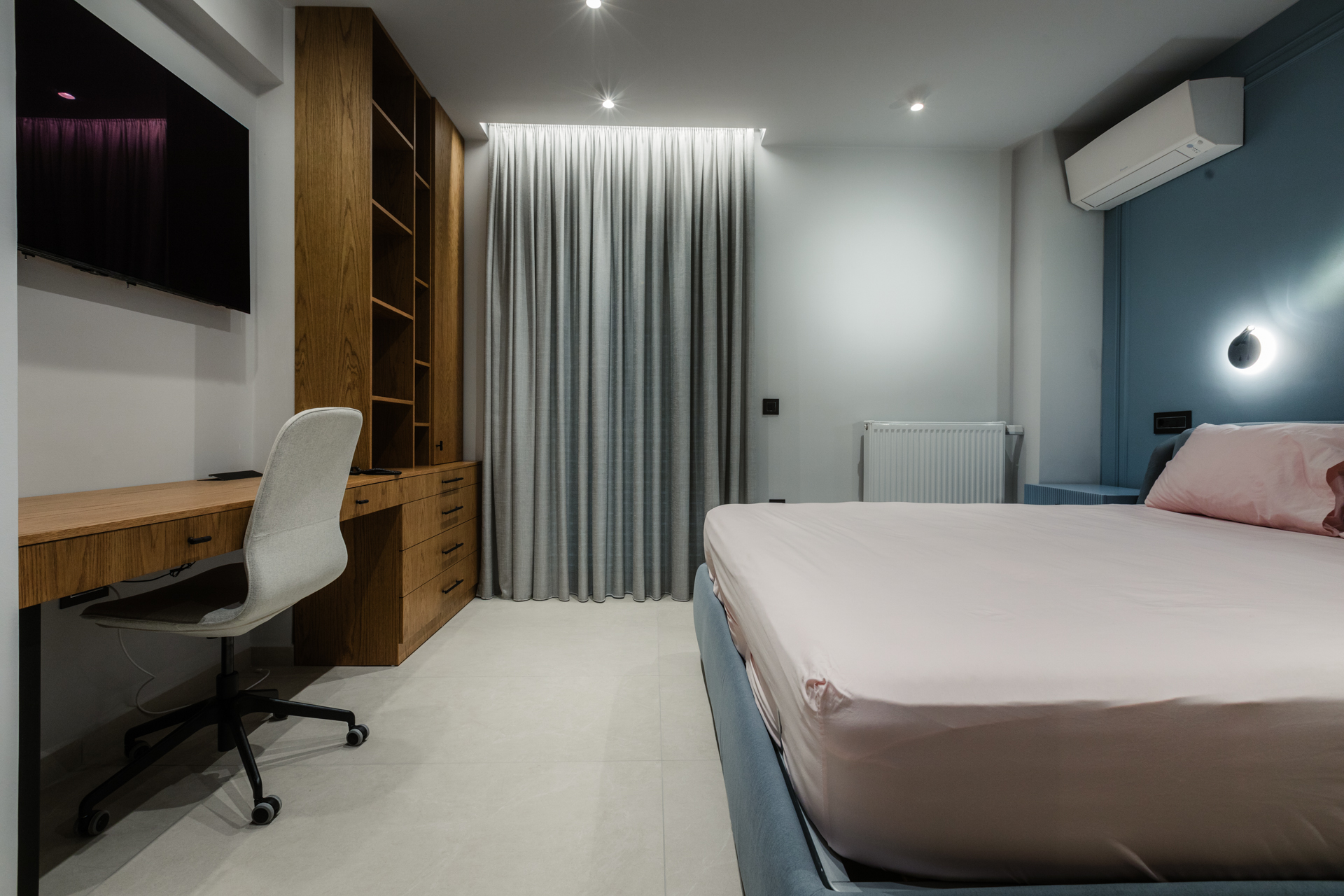 πνοδωμάτιο με επένδυση τοίχου (Wall paneling) Κρεμαστά φωτιστικά κομοδίνου Custom ντουλάπα με καθρέφτη Κρυφός φωτισμός υπνοδωματίου Κεφαλάρι κρεβατιού με ύφασμα (Tufted headboard)