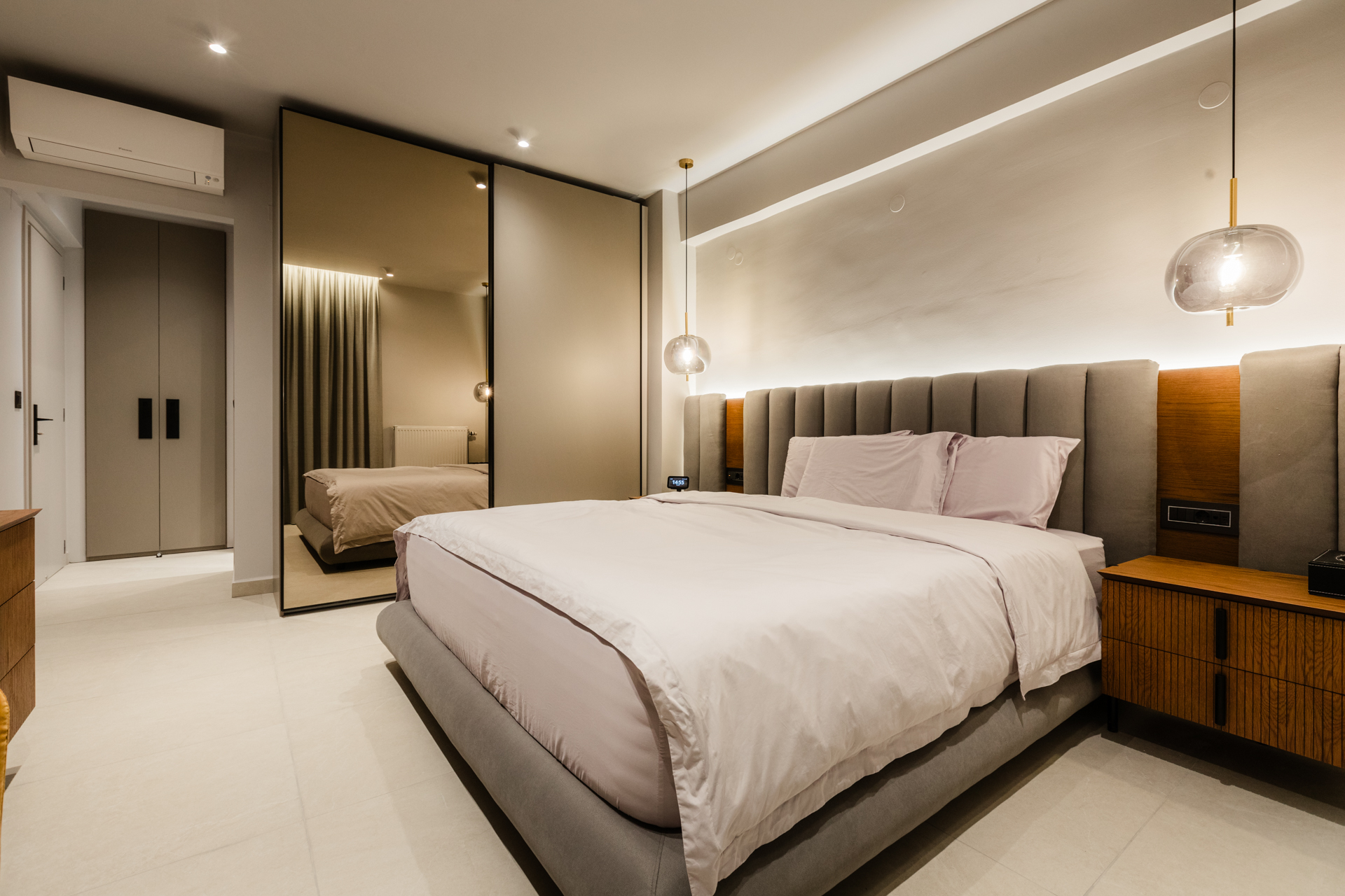 Υπνοδωμάτιο με επένδυση τοίχου (Wall paneling) Κρεμαστά φωτιστικά κομοδίνου Custom ντουλάπα με καθρέφτη Κρυφός φωτισμός υπνοδωματίου Κεφαλάρι κρεβατιού με ύφασμα (Tufted headboard)